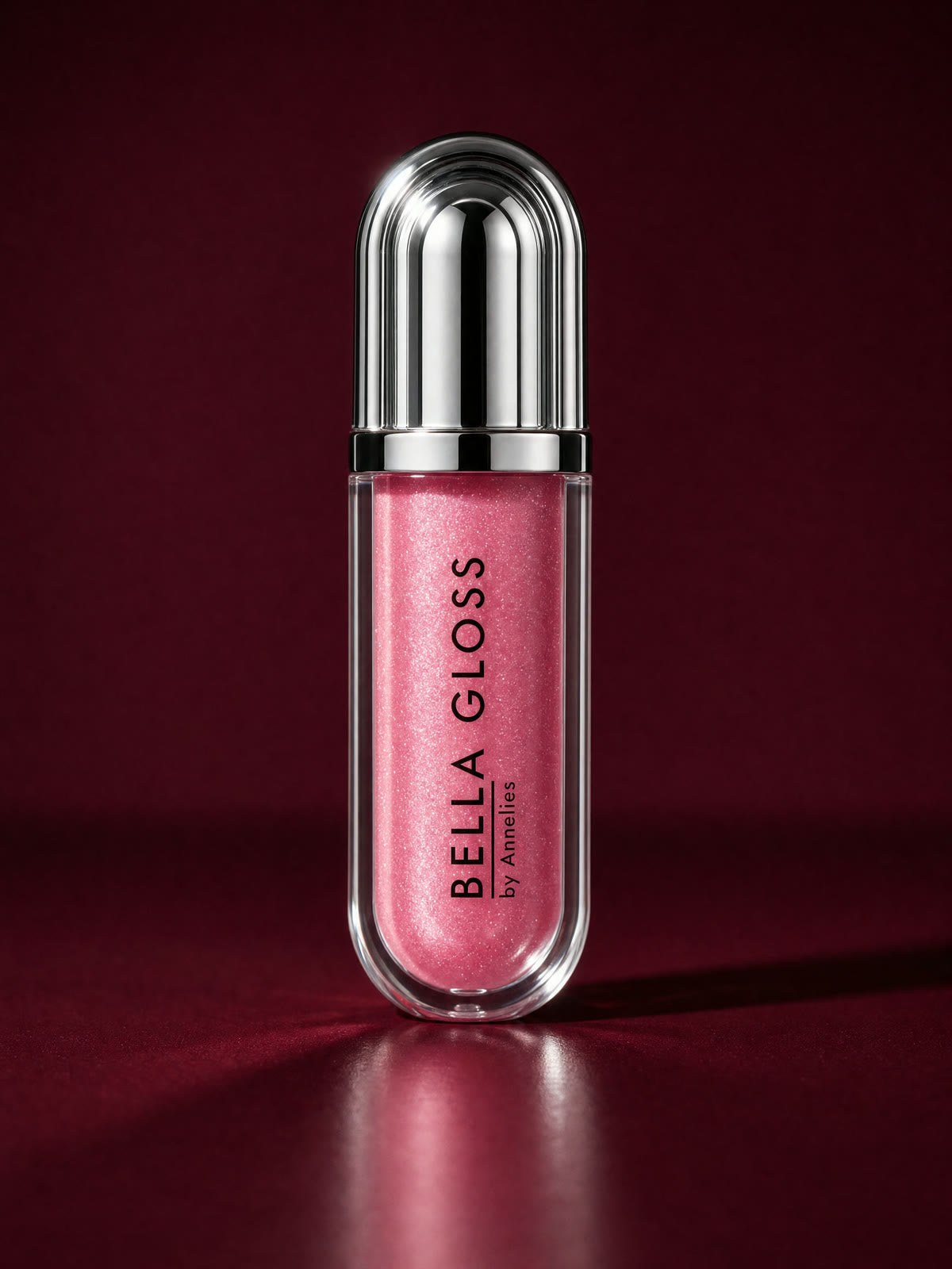 Un tube rose du Bella Gloss Set se tient droit, l’étiquette tournée vers l’avant
