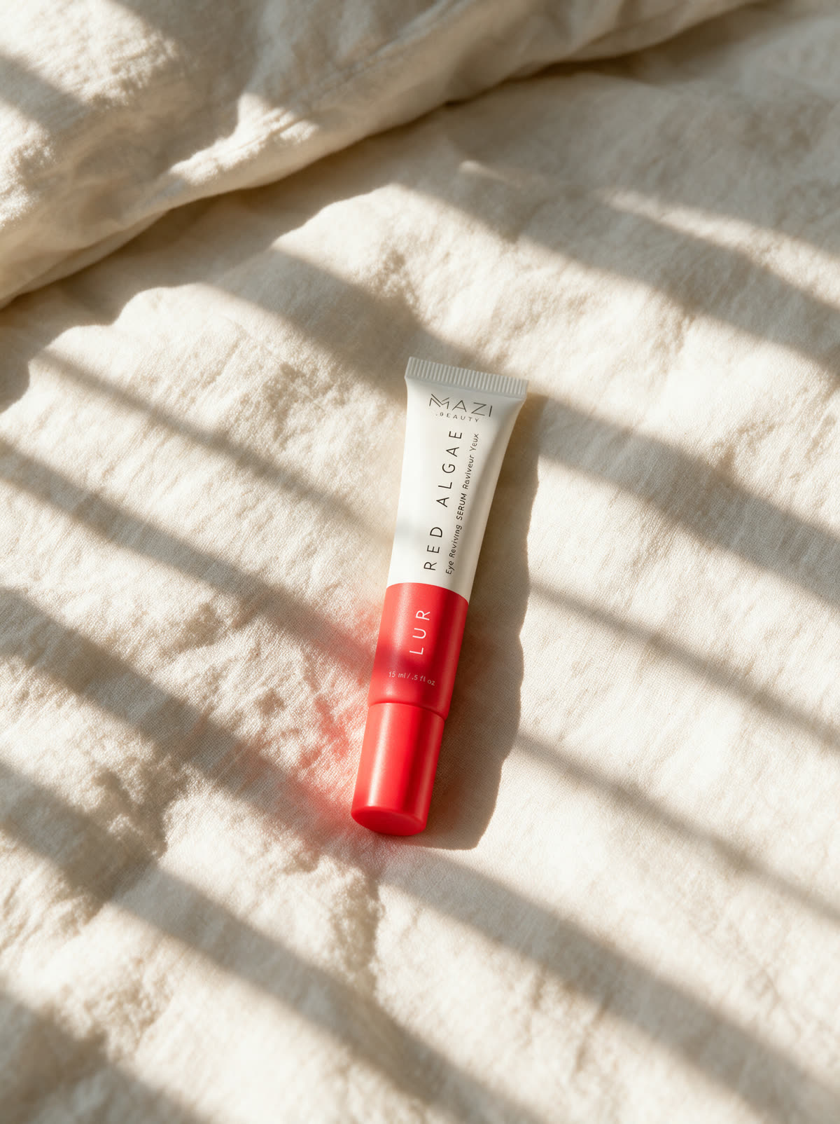 Le tube sur du linge de lit froissé