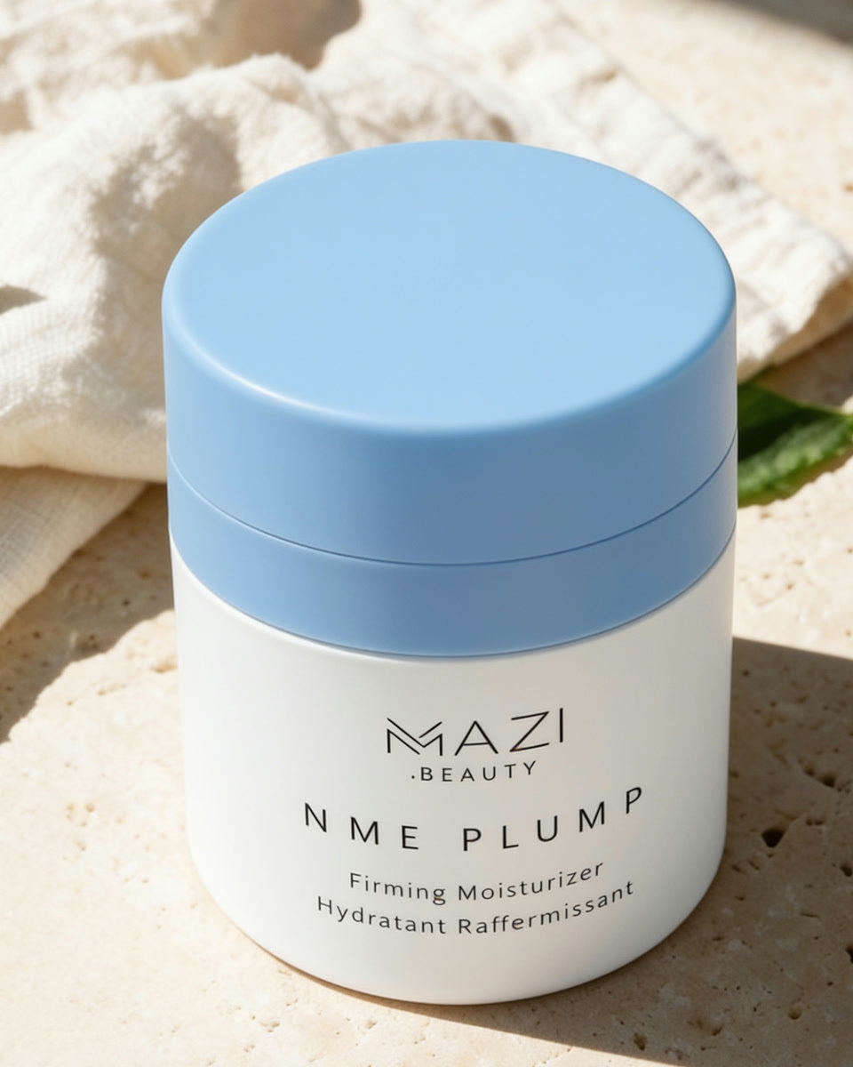 Le pot de crème hydratante NME Plump de Mazi Beauty sur du lin avec une feuille d’olivier