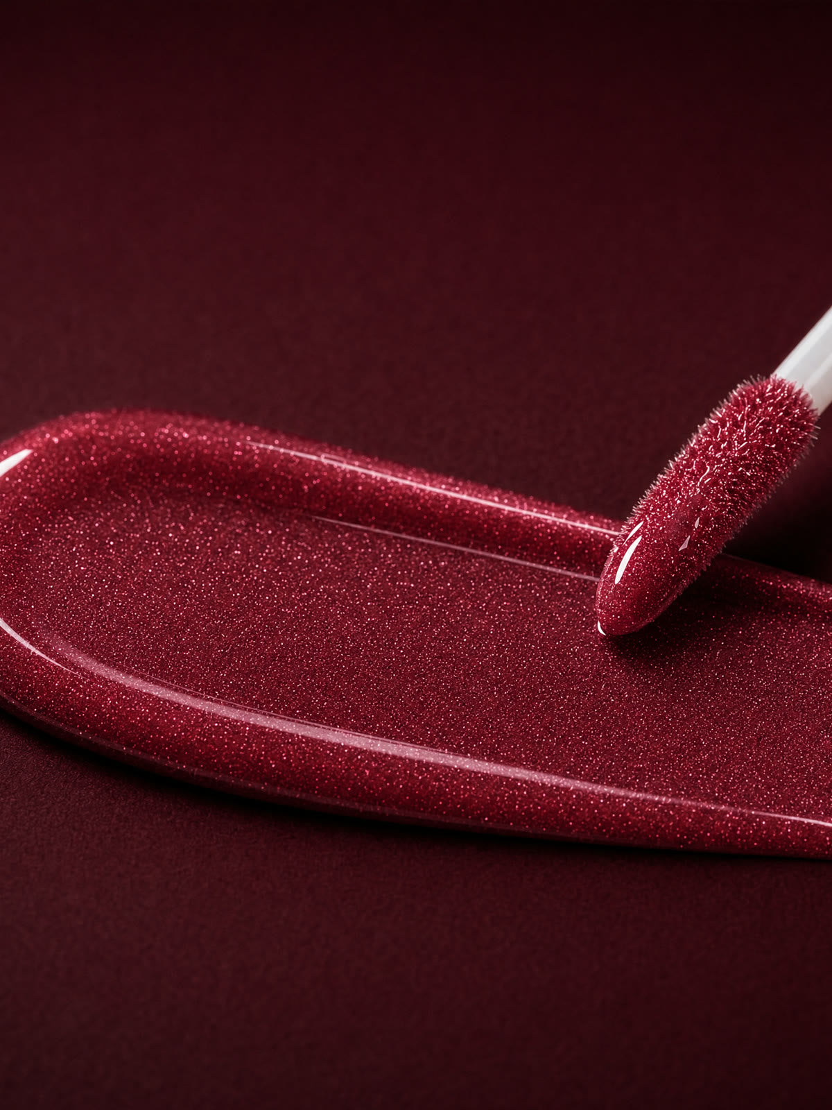 The Bella Gloss lip gloss applicator spreads a swipe of gloss evenly